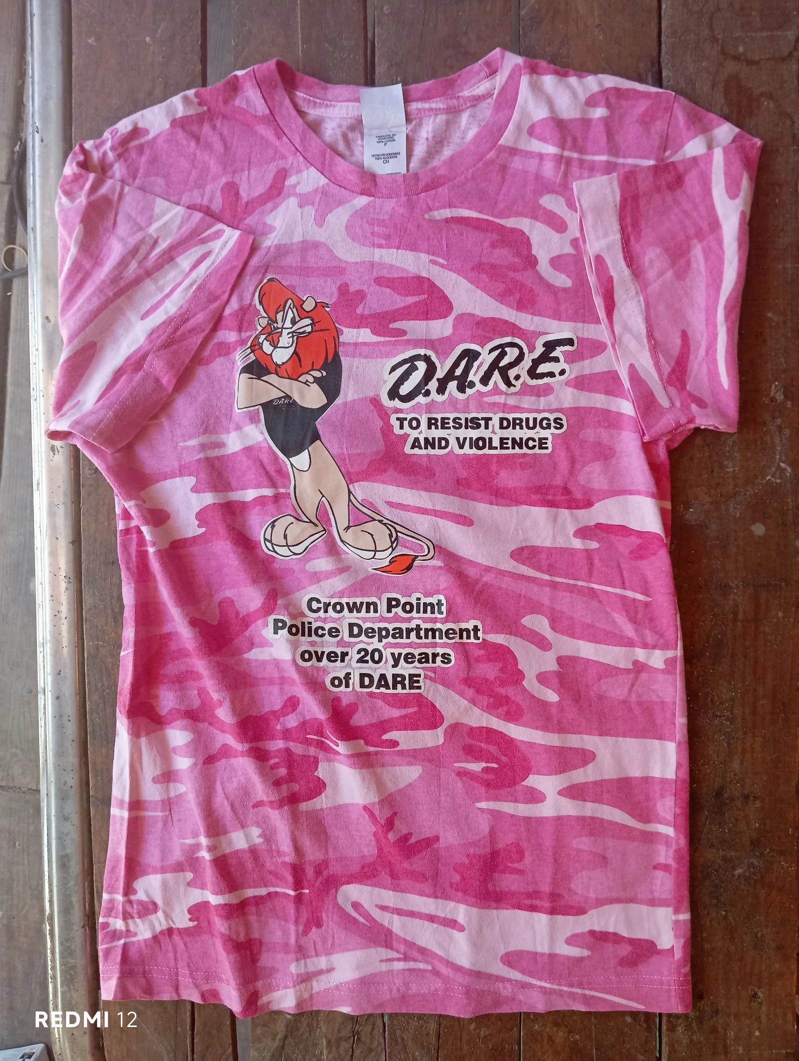 Camiseta vintage camuflaje rosa D.A.R.E. Crown Point Police S